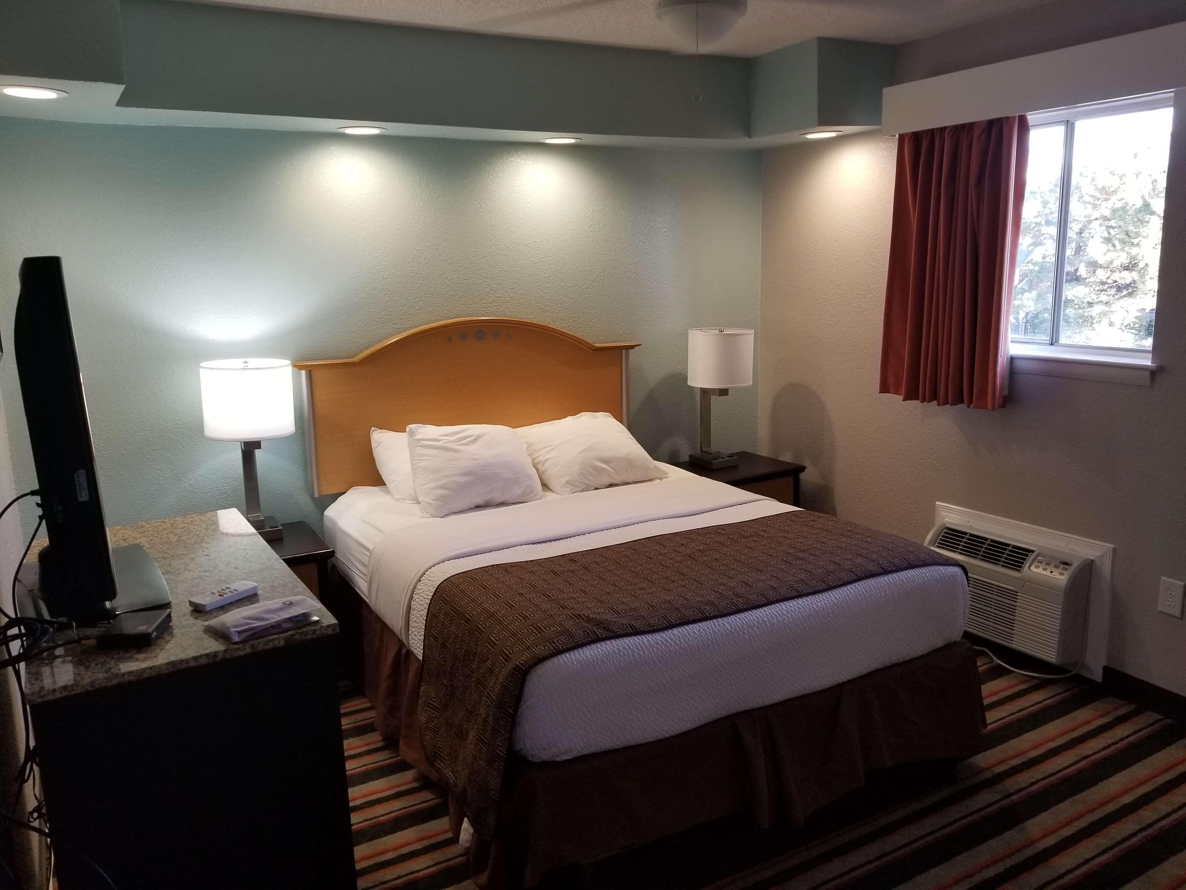 Best Western Plus Holiday Sands Inn & Suites Norfolk Exterior photo