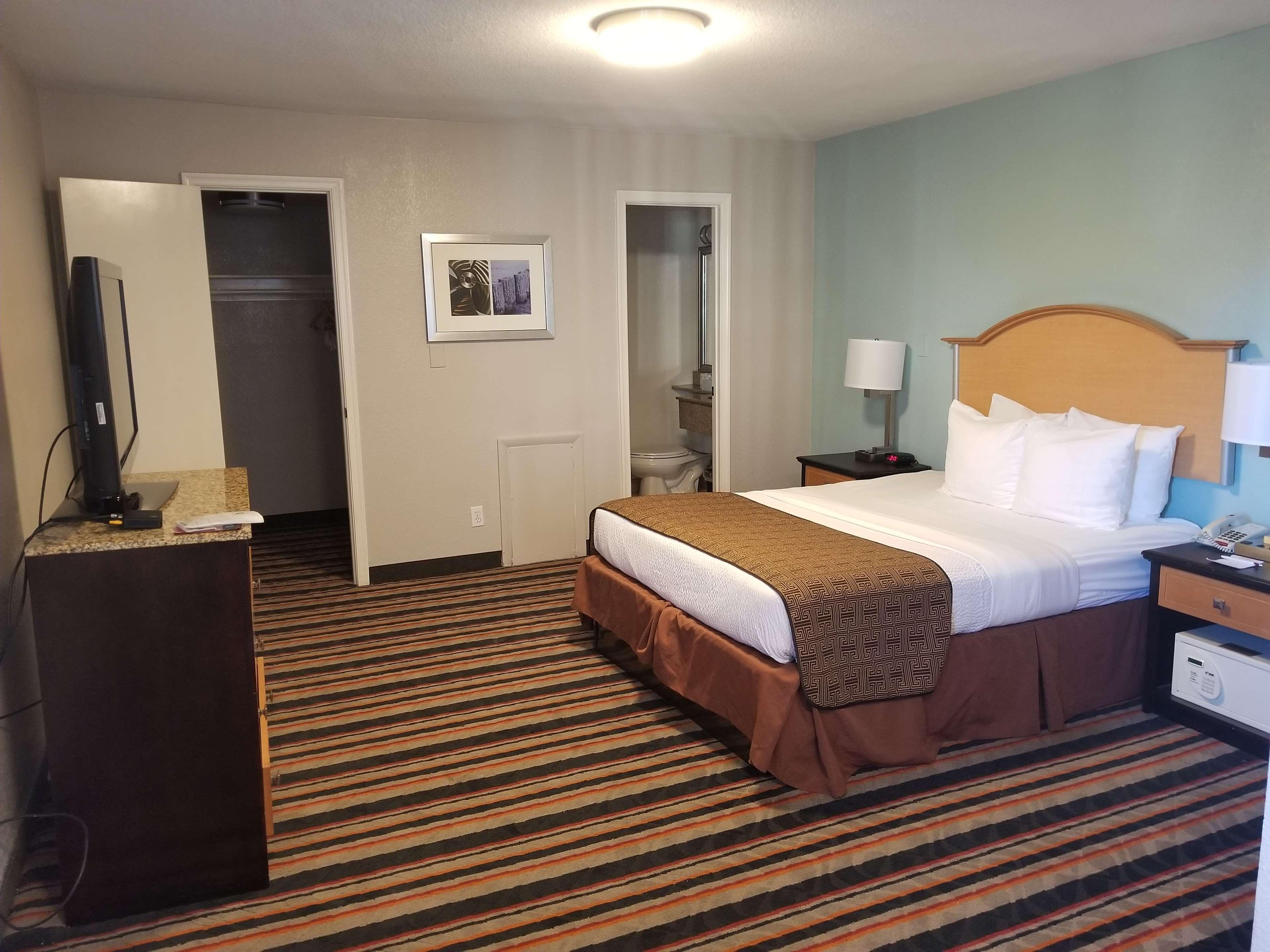 Best Western Plus Holiday Sands Inn & Suites Norfolk Exterior photo