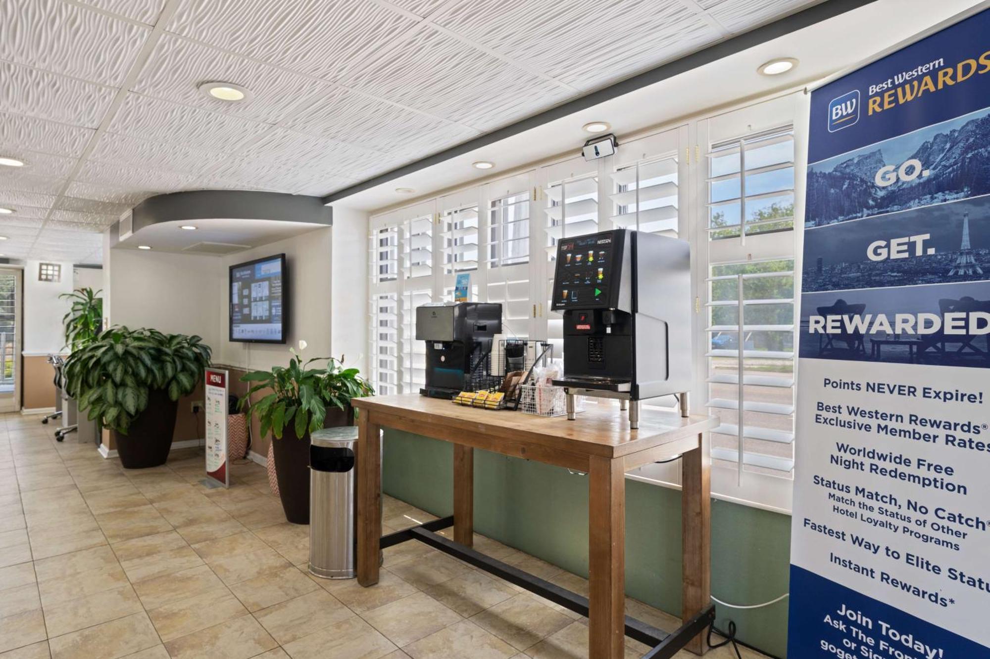 Best Western Plus Holiday Sands Inn & Suites Norfolk Exterior photo
