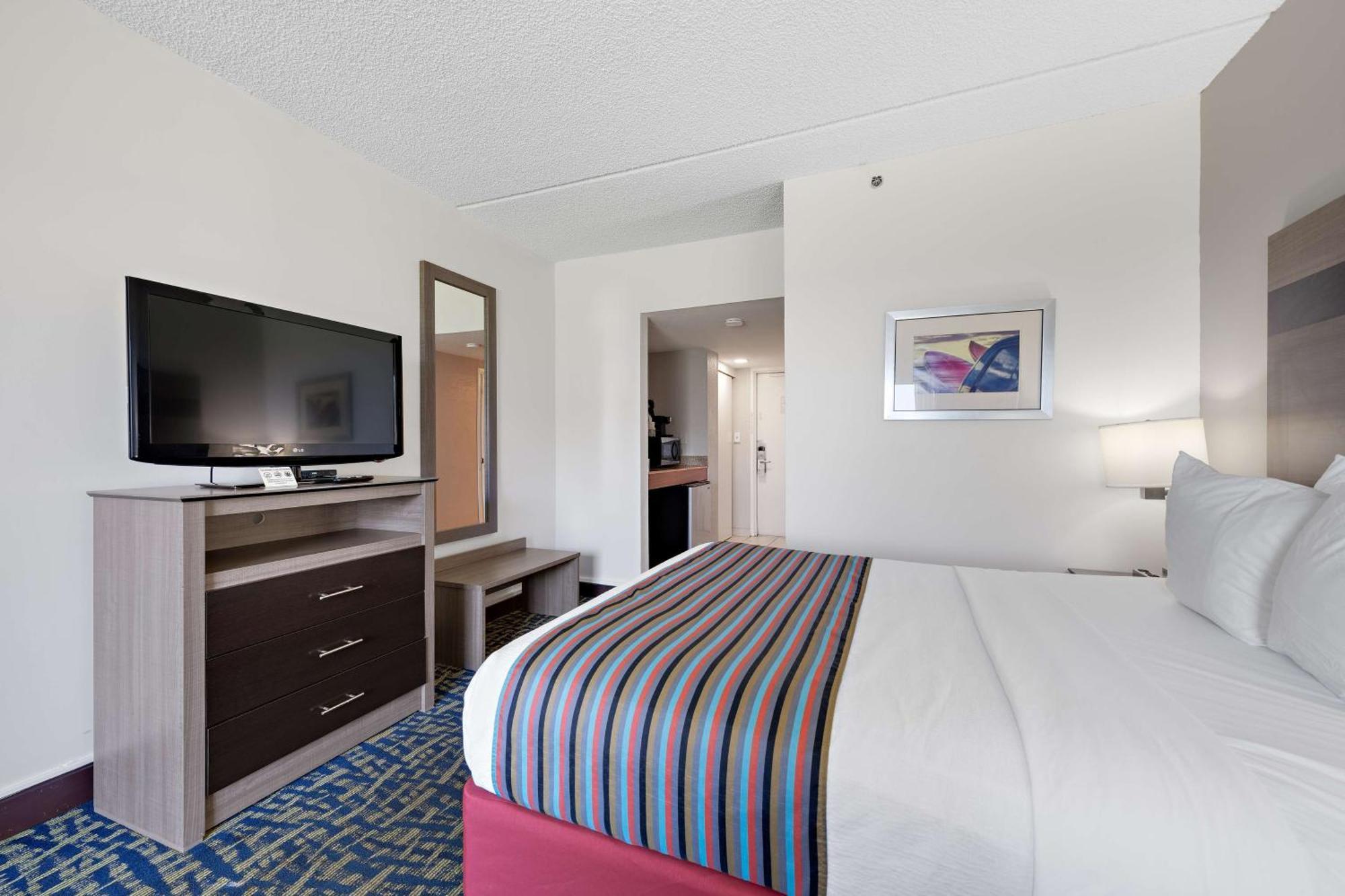 Best Western Plus Holiday Sands Inn & Suites Norfolk Exterior photo